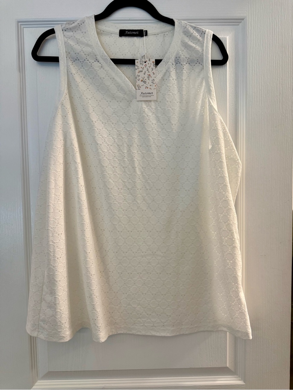Autumnz White Eyelet V-Neck Sleeveless Tank Top